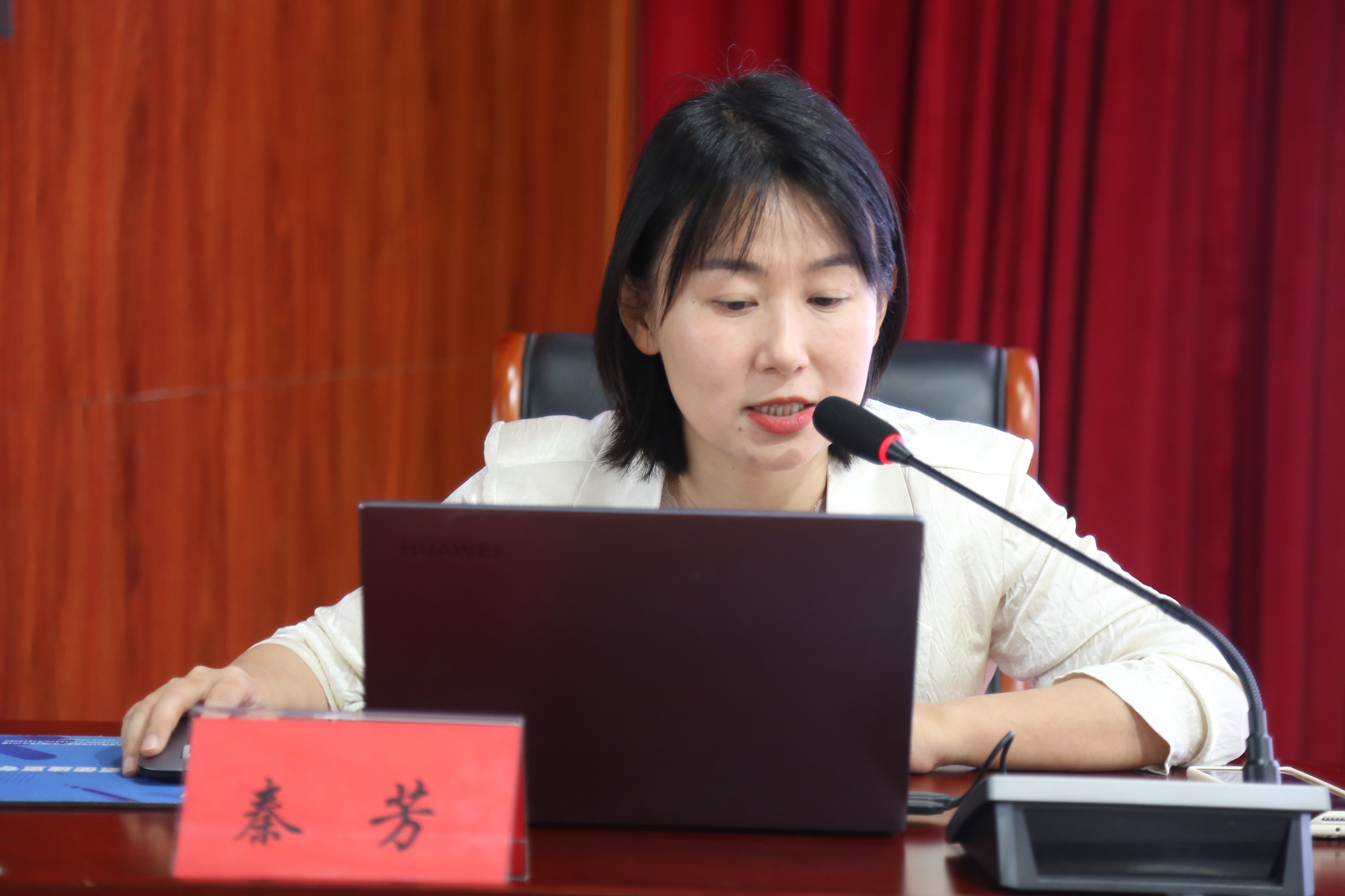 ÇØ·¼×÷ÌâΪ¡¶Îª·Ü½øÐÂÕ÷³ÌÌṩÍçÇ¿¼ÍÂɰü¹Ü¡·µÄÐû½²±¨¸æ2.JPG ÇØ·¼×÷ÌâΪ¡¶Îª·Ü½øÐÂÕ÷³ÌÌṩÍçÇ¿¼ÍÂɰü¹Ü¡·µÄÐû½²±¨¸æ2.JPG